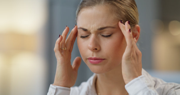 压力，精疲力竭和头痛的商业女性遭受焦虑和疼痛在办公室，抱着她的头在不适。公司员工偏头痛的特写，截止日期的担忧和沮丧图片下载