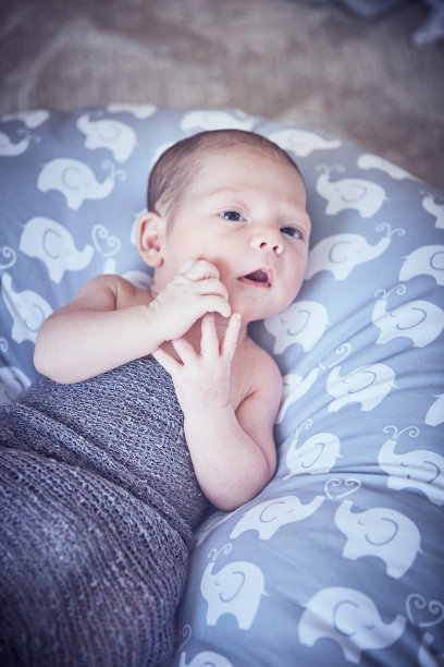 婴儿躺在床上的画像图片下载