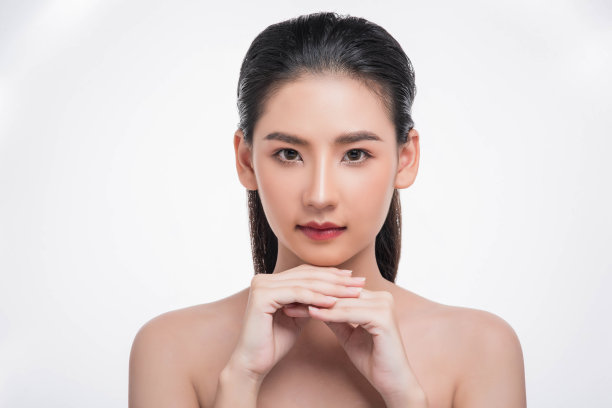 女人用手指摸下巴。图片下载