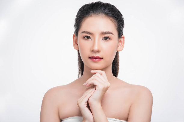 女人用手指摸下巴。图片下载