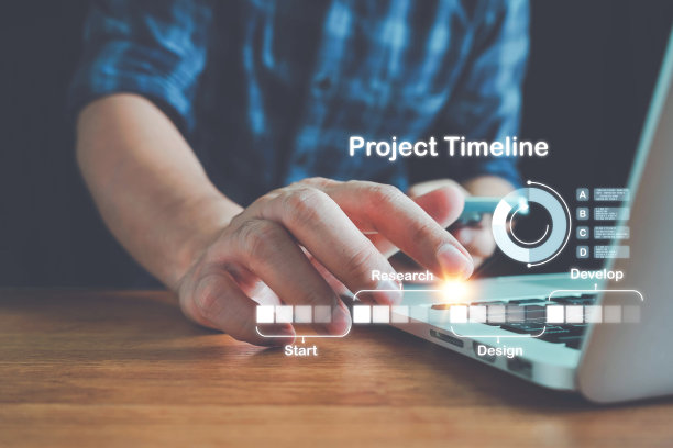 商人坐在桌子旁分析项目时间表，
用于商业计划的项目管理时间表。商业计划由项目经理监督，项目经理负责管理整个计划。图片下载