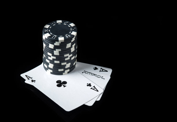 有三张同一种或一套组合的扑克牌。扑克俱乐部里的扑克牌和筹码特写。黑色背景图片下载