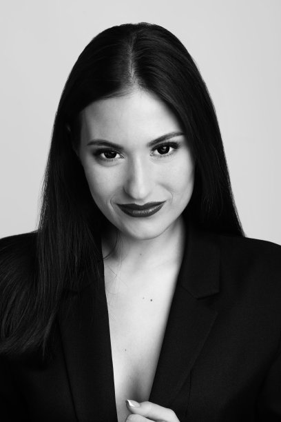 美丽的女人与黑色长发和经典的西装工作室肖像图片下载