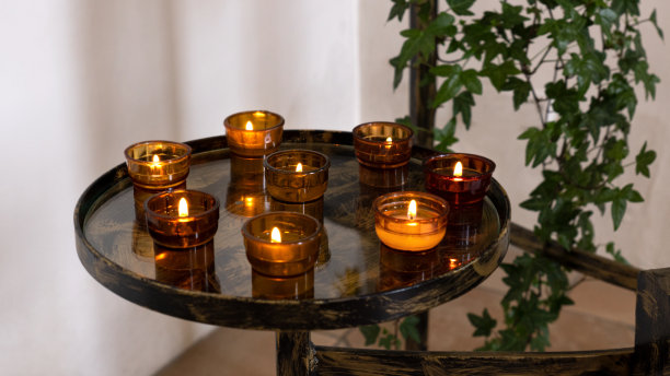 在圆托盘上的玻璃碗里燃烧着许愿蜡烛图片下载