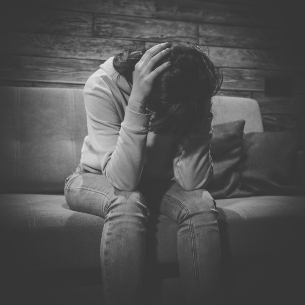 女孩的画像是悲伤的。悲伤、不快乐是情感或道德上的震惊。抑郁和精神问题。黑白照片图片下载