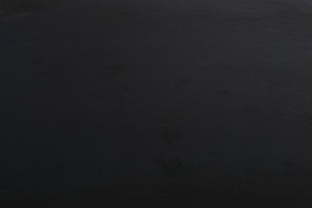 纹理的雨黑色道路与黄白色油漆的车道和裂缝的背景图片下载