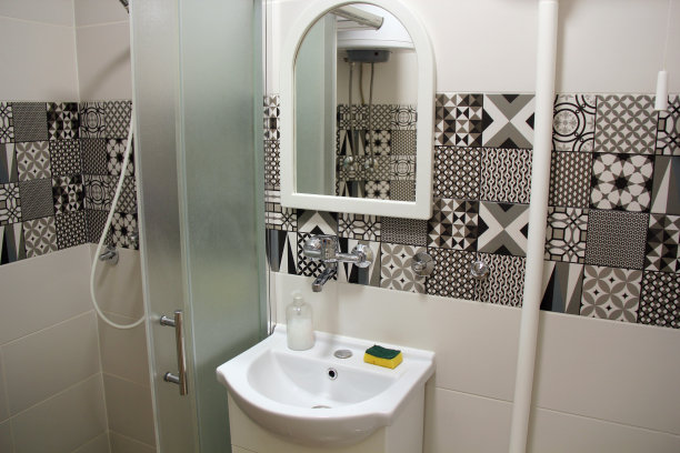 清洁欧洲风格的白色现代浴室内部图片下载