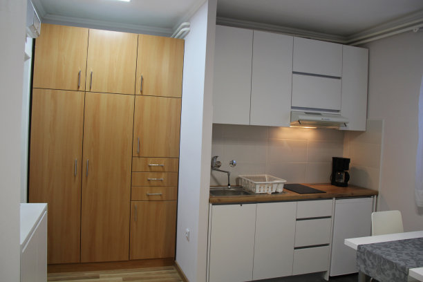 白色厨房在公寓内部与橱柜图片下载