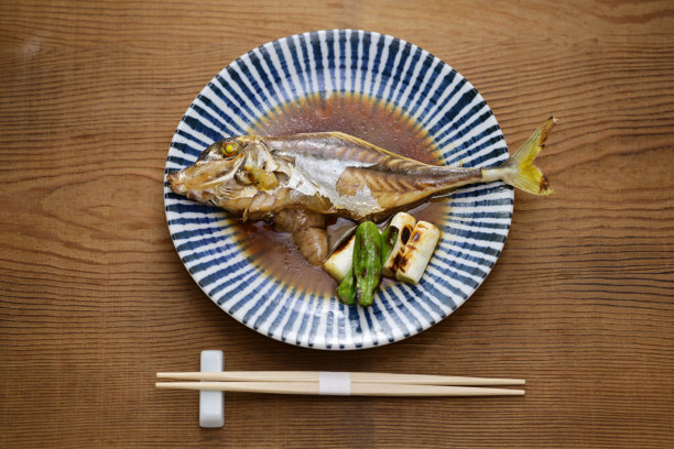 文火炖金马(短鼻鼎鱼、银马鱼、直升机鱼)，日本料理图片下载