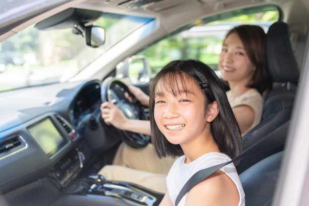 亚洲母女在车里图片下载