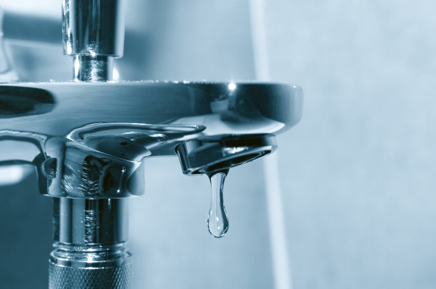 铬水龙头与下落的水滴密切图片下载
