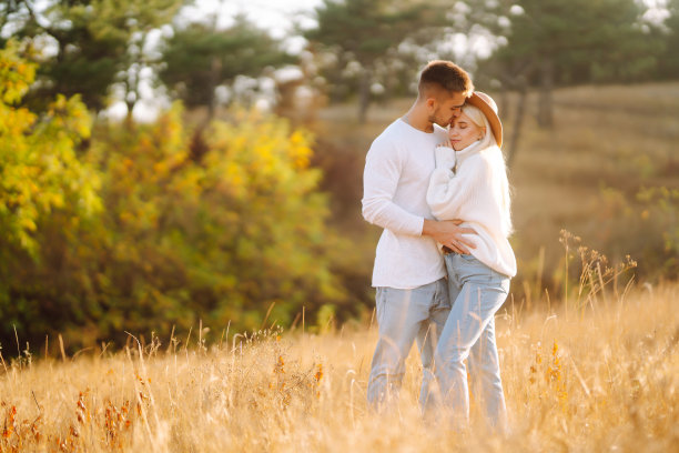 相爱的情侣一起旅行，在大自然的秋天公园里远足和散步。图片下载