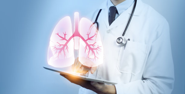 肺科医生展示肺部医疗问题和医疗图标的虚拟屏幕。医疗保健医疗技术概念。图片下载