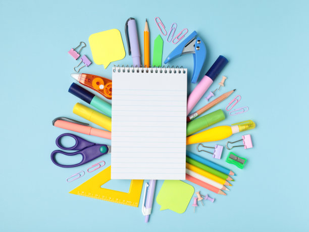 空白记事本和文具上的蓝色背景，模板概念，顶视图图片下载
