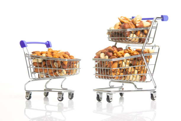 杂货店里有各种各样的坚果。食品的销售。维生素有机蛋白食品图片下载