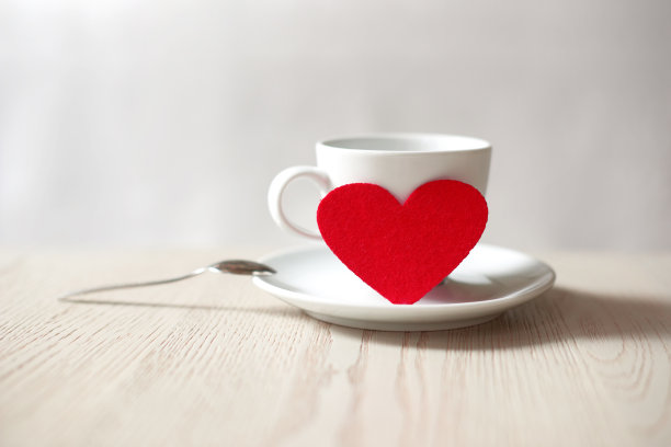 桌上有红心的杯子。情人节的概念。浅景深水平照片图片下载