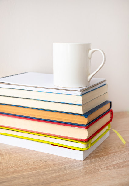 一叠精装书。图片下载