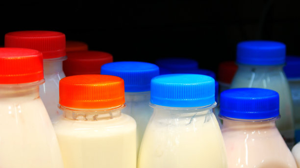 特写许多乳制品瓶与彩色的瓶盖图片下载