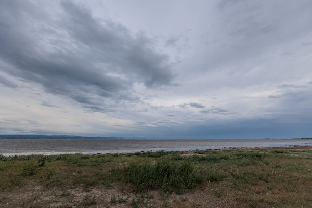 海洋环境的全景，在一个多云的春天从海滩上看，同时向东看海湾和里雅斯特海岸图片下载