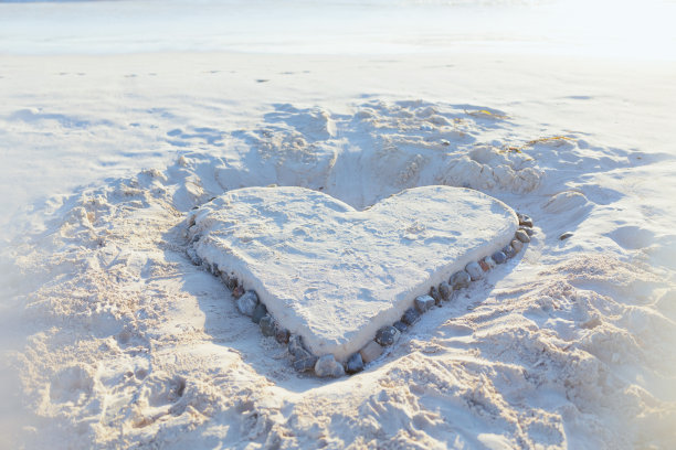 心在沙滩上的沙里图片下载