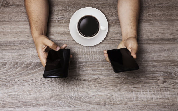 一个男人的手臂拿着手机的俯角视图图片下载