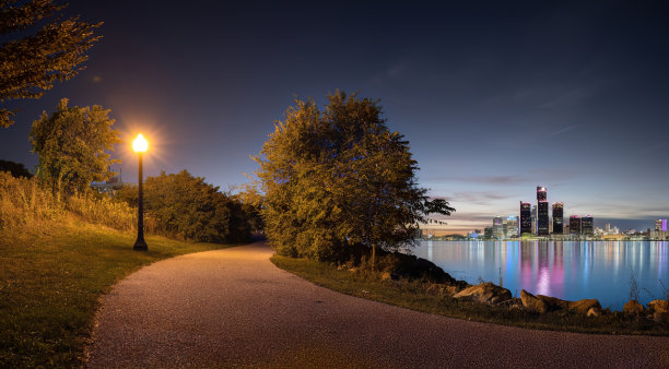 底特律，密歇根州——黄昏的天际线图片下载