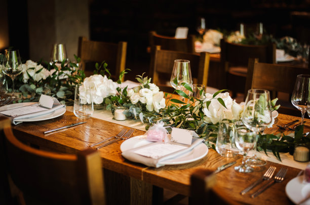 白色和绿色的婚礼装饰图片下载