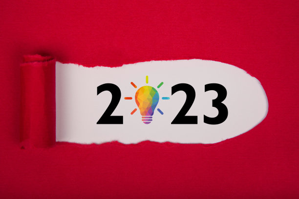 白色背景上的2023年新年概念撕裂纸图片下载