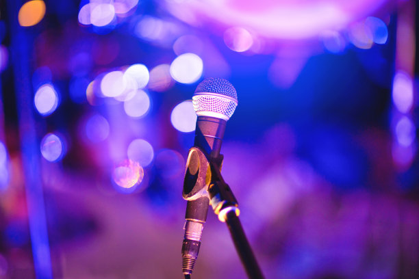 晚上音乐会舞台上的麦克风图片下载