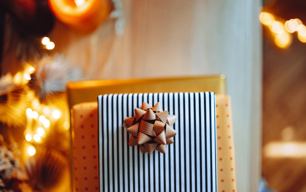 家里桌子上几乎没有圣诞礼物的特写照片图片下载