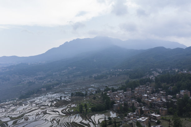 中国云南湖泊的高清航拍照片图片下载