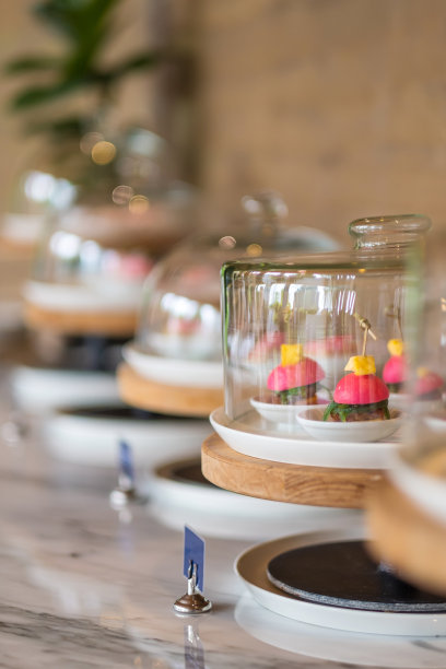 粉色甜蜜甜点设置在豪华酒店图片下载