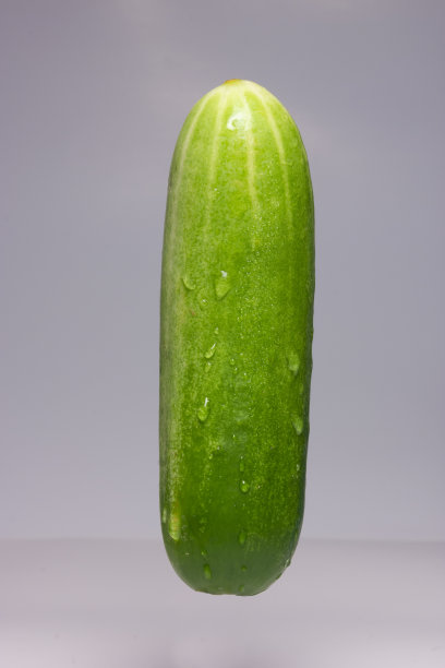 黄瓜蔬菜与水滴。图片下载