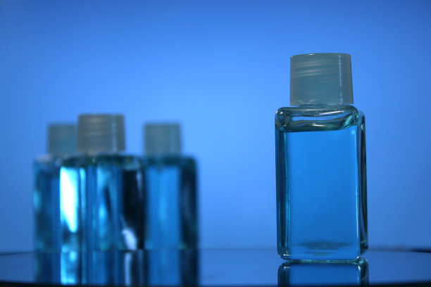 用酒精洗手液清洁手部，预防疾病。图片下载