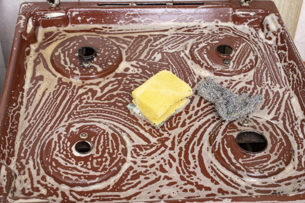 用大量泡沫的煤气炉，清洗肮脏的煤气炉图片下载