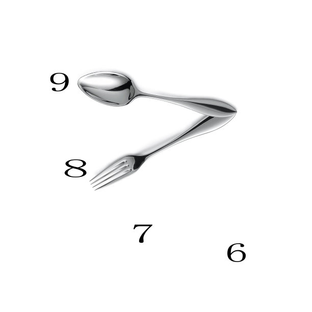 用勺子和叉子做成的钟隔开了白色的背景图片下载