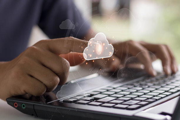 云计算技术商业概念。手动触摸云图标，通过虚拟接口从云计算中传输或同步数据上传和下载。网络安全，保护数据图片下载