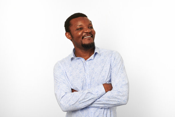 快乐的非裔美国黑人男子双臂交叉在休闲明亮的衬衫孤立的白色背景图片下载