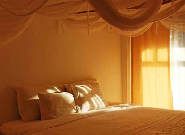 沐浴阳光的卧室图片下载