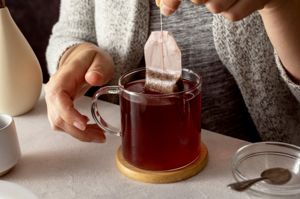 一杯红茶，早晨热饮。茶叶袋。生活方式,喜怒无常的照片图片下载