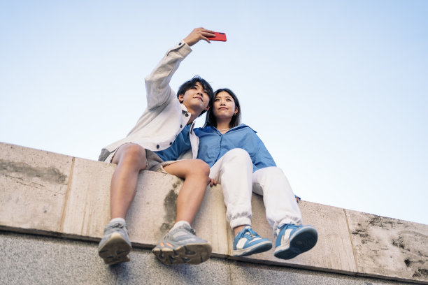 可爱的情侣在自拍图片下载