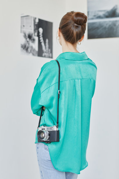 画廊背面的女人图片下载