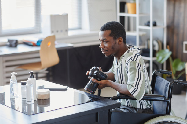 工作室中的残疾摄影师图片下载