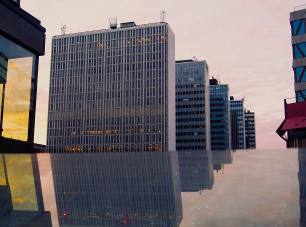 现代建筑对着天空的低角度视图图片下载