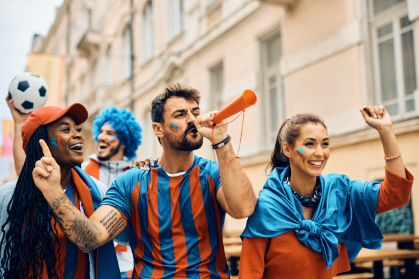 世界杯期间，快乐的球迷在街上庆祝。图片下载