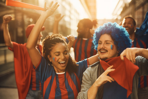 一群兴高采烈的足球迷在街上庆祝。图片下载