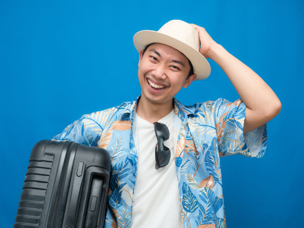 肖像旅游男子温柔微笑抱行李孤立图片下载