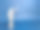 木制人体模型与行动上的蓝色背景与复制空间。图片下载