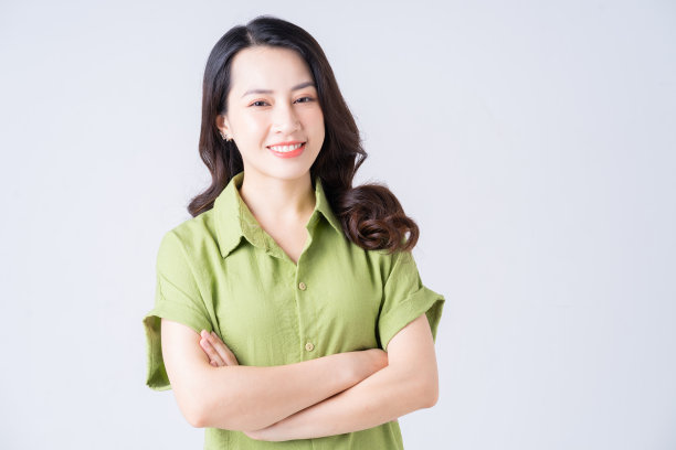 背景是年轻亚洲女性的肖像图片下载