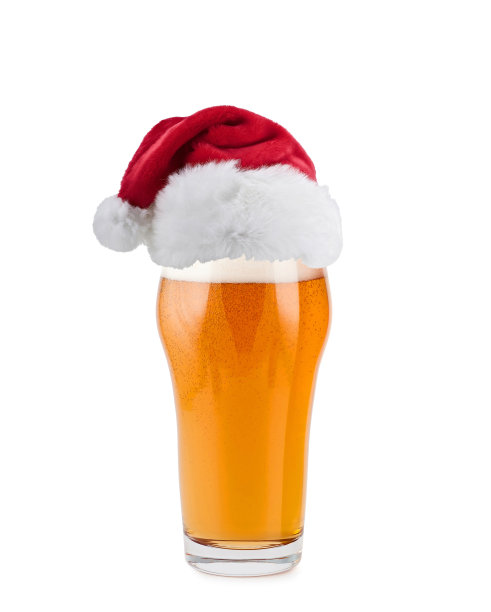 白色背景上有啤酒的圣诞老人帽图片下载
